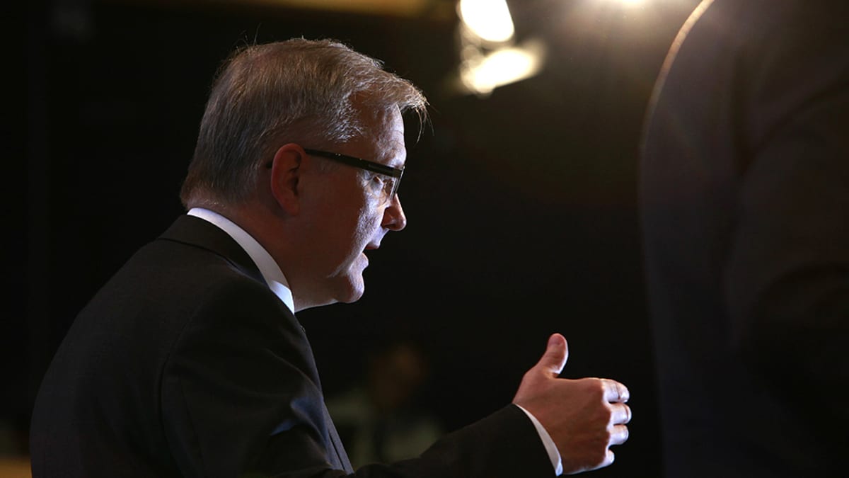 EU-komission varapuheenjohtaja ja talouskomissaari Olli Rehn puhuu toimittajille lehdistötilaisuudessa.