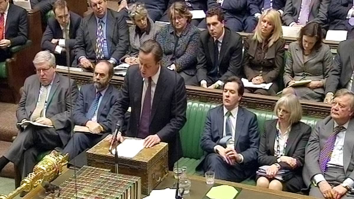 Ison-Britannian pääministeri David Cameron puhumassa alahuoneessa.