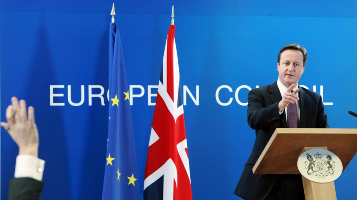 David Cameron puhuu tiedotustilaisuudessa  Brysselissä.