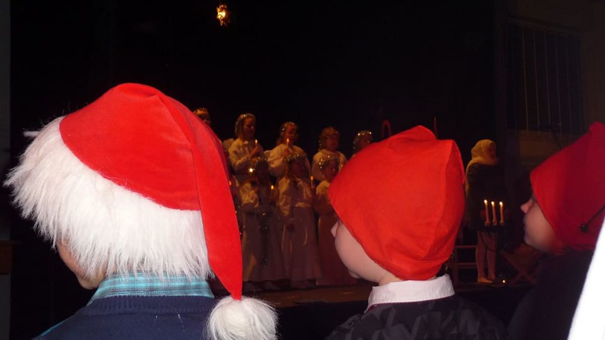 Enkelten kuoro ja ekaluokkalaiset tontut Kemin Kivikon koulun joulujuhlassa.