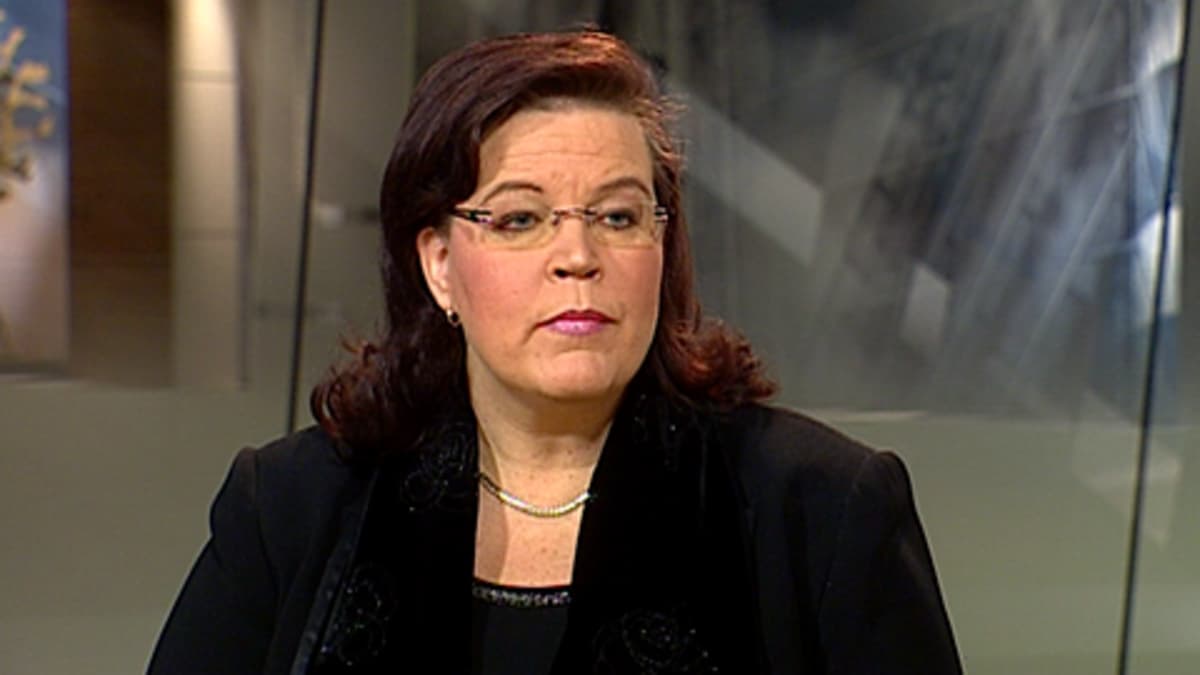 Sisäministeri Anne Holmlund