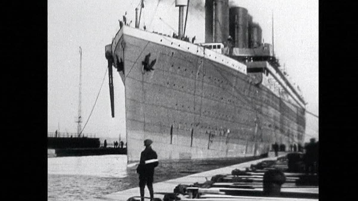 Titanic laiturissa Belfastissa Pohjois-Irlannissa sen ollessa lähdössä kohti Southamptonia 2. huhtikuuta 1912.