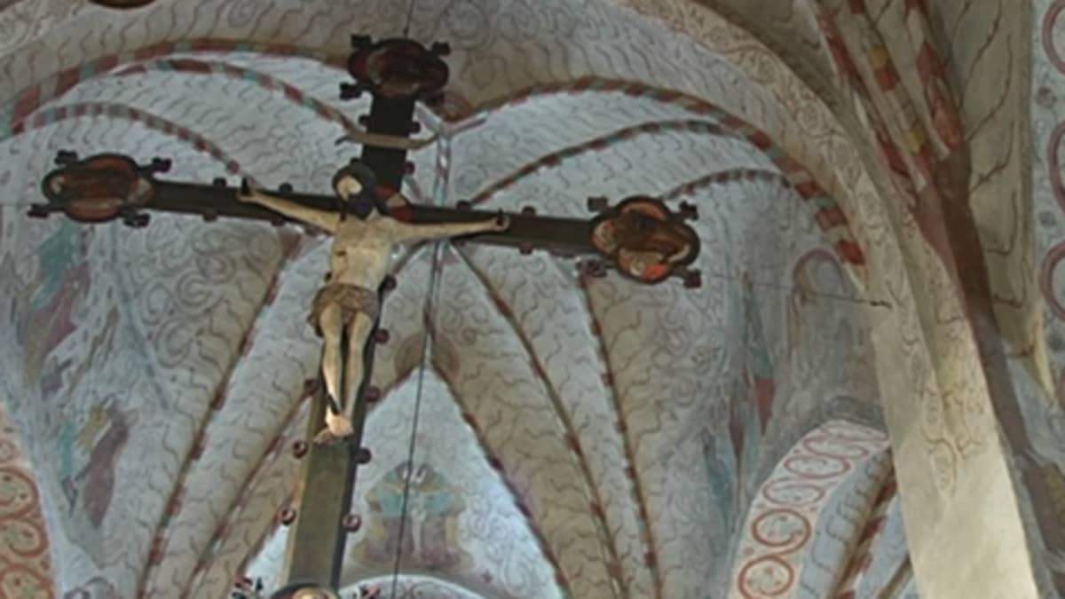 Jeesus ristillä veistos kirkossa.