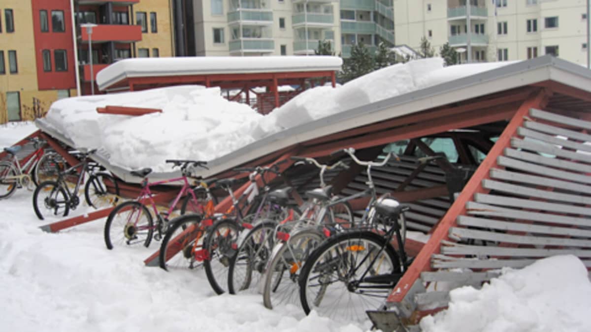 pelastuslaitos sai hälytyksen Jyväskylän Kuokkalaan jossa kerrostalon pihalla oli polkupyöräkatos romahtanut lumimassojen painosta kasaan.