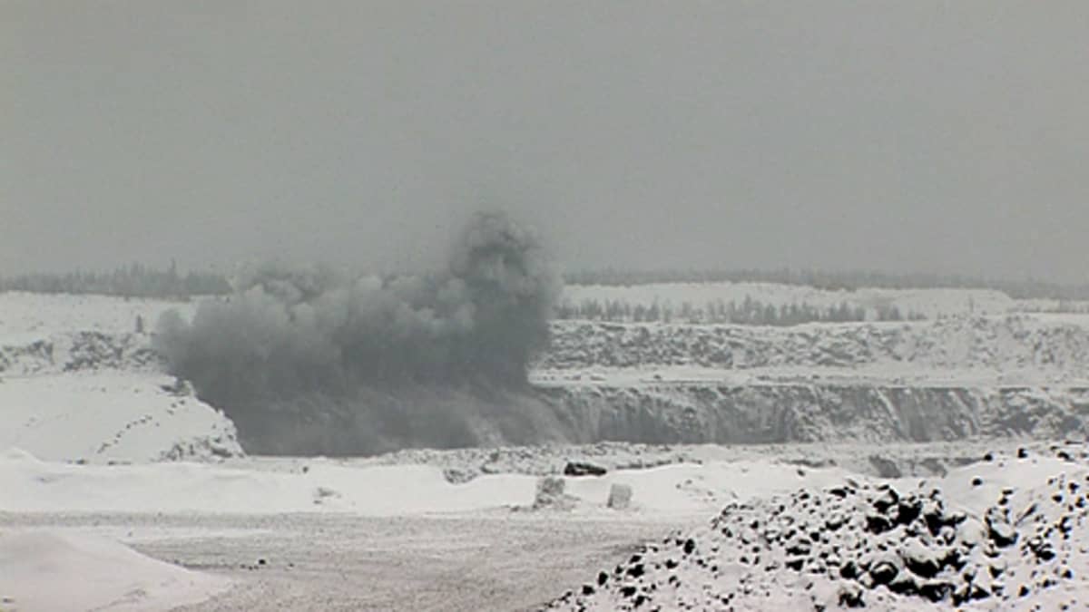 Räjäytys Talvivaaran kaivoksessa. Harmaa pilvi nousee kaivoksesta.