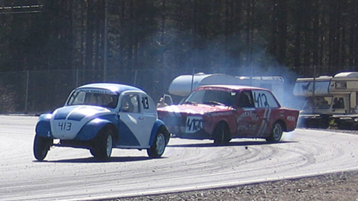 Kuvassa jokamiesluokan autoja kilpailemassa Vetelin Kemoralla. 