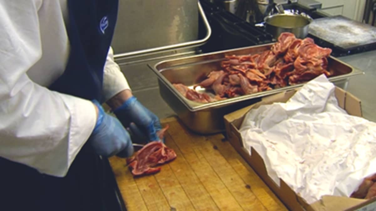 Lihaa leikataan ravintolan keittiössä.