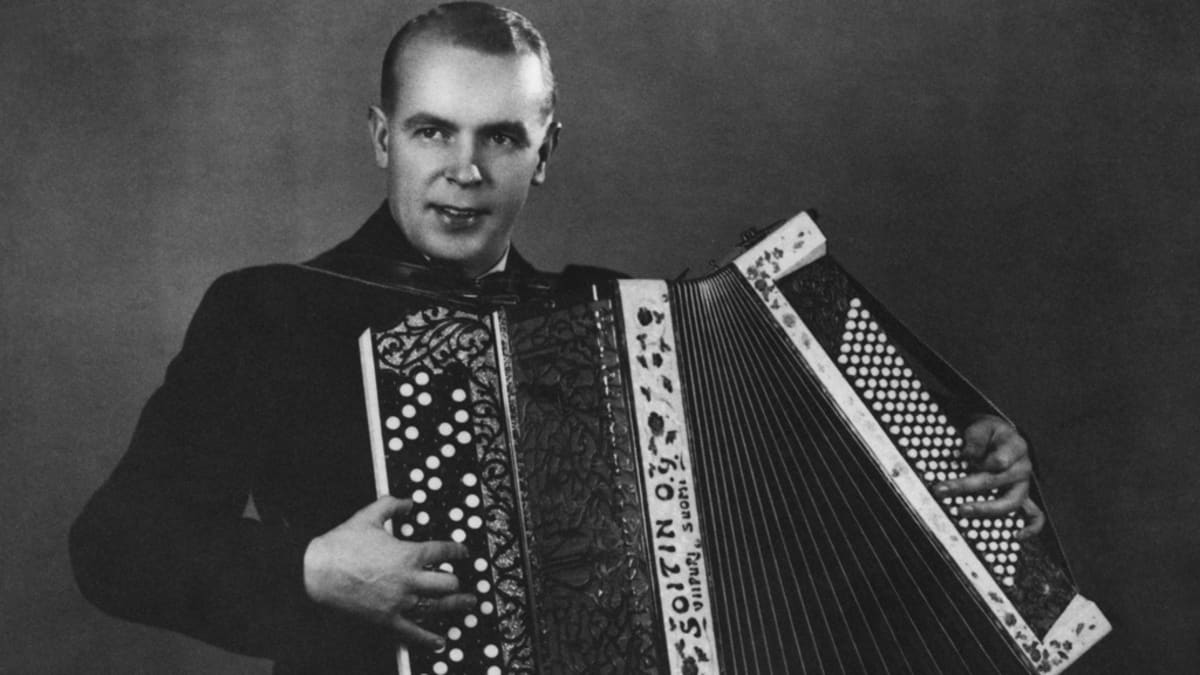Harmonikansoittaja Vili Vesterinen.