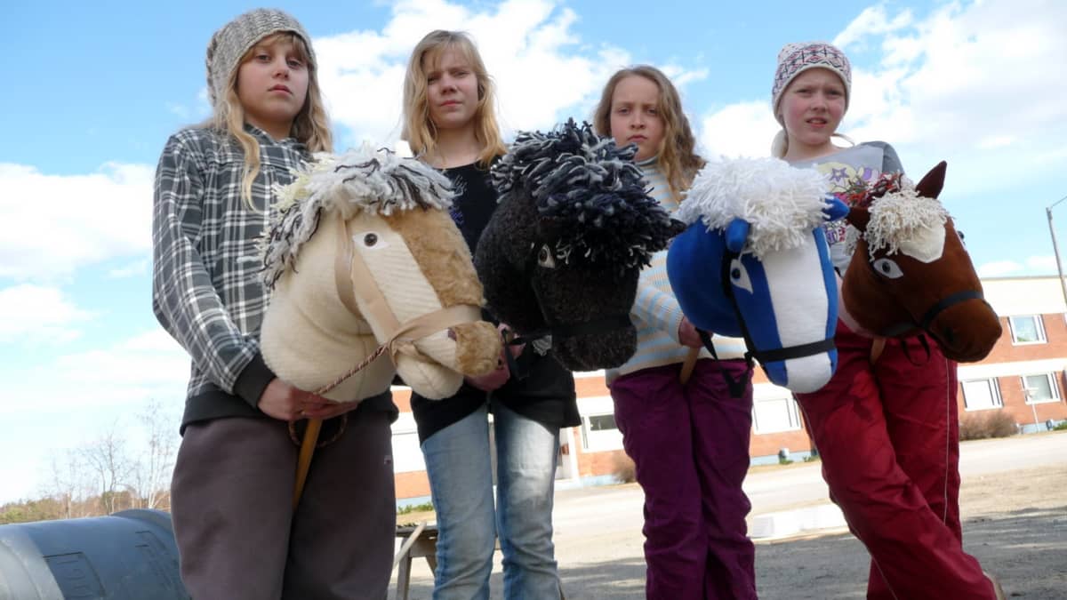 Keppihevosten kanssa kuvassa seisovat Riikka Sajaniemi, Jemina Väisänen, Helmi Makkonen ja Jenna Väisänen.