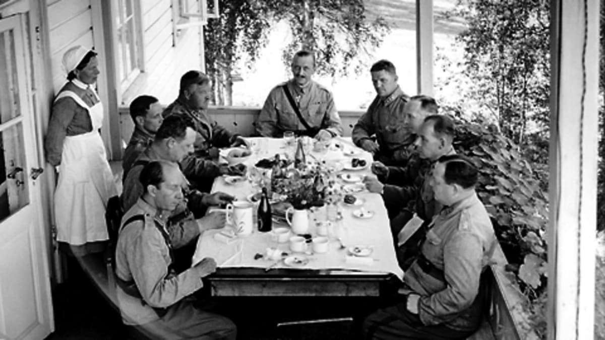 Eversti Aaro Pajarin tarjosi lounaan pappilan verannalla. Pöytäseurueessa oli armeijakunnan johtoa ja muita upseereita Mannerheimin ohella. Seinällä nojailee piika.