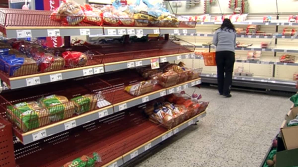 Puolityhjiä hyllyjä ruokakaupassa.