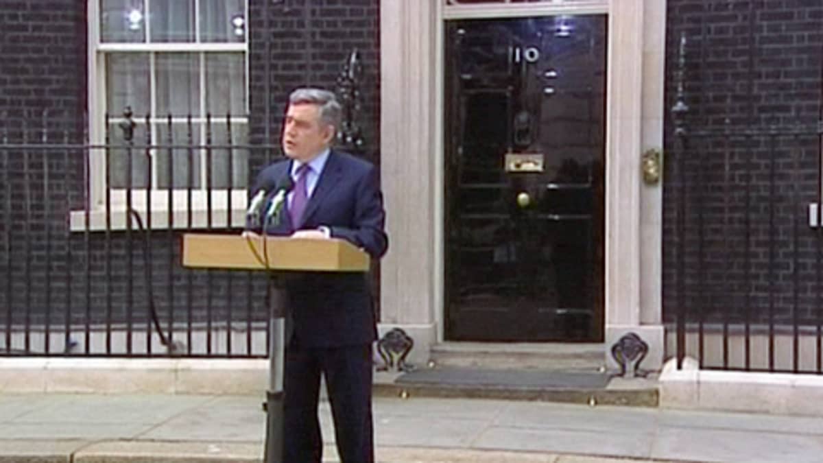 Gordon Brown virka-asuntonsa Downing Street 10 edustalla