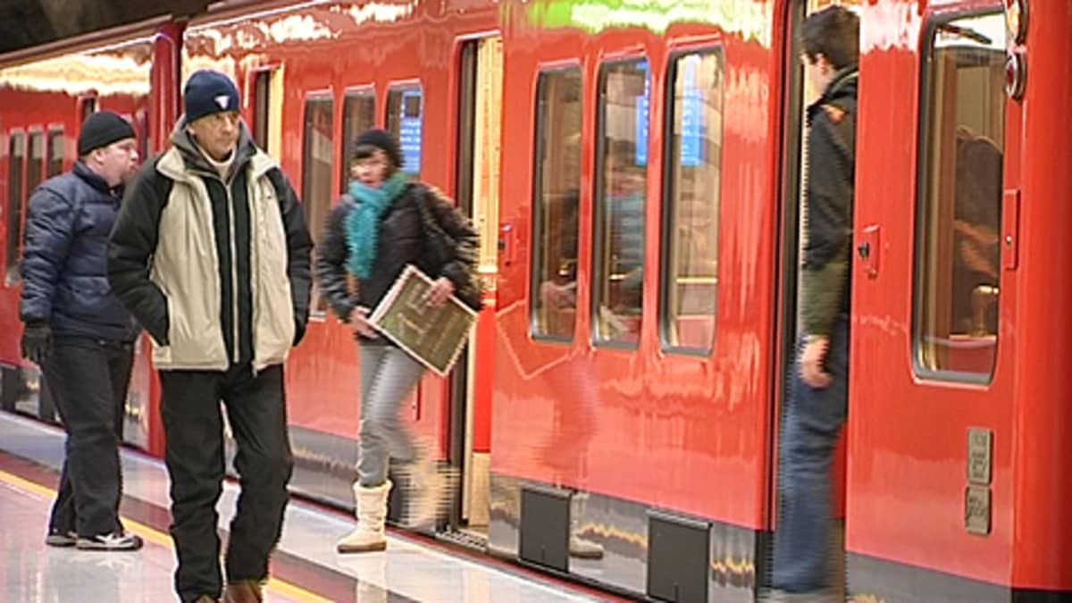 Ihmisiä tulossa metrosta.