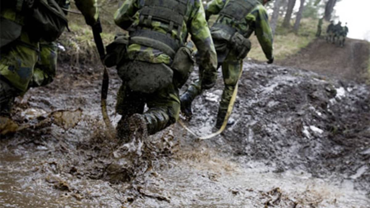 Sotilaita juoksemassa mudassa