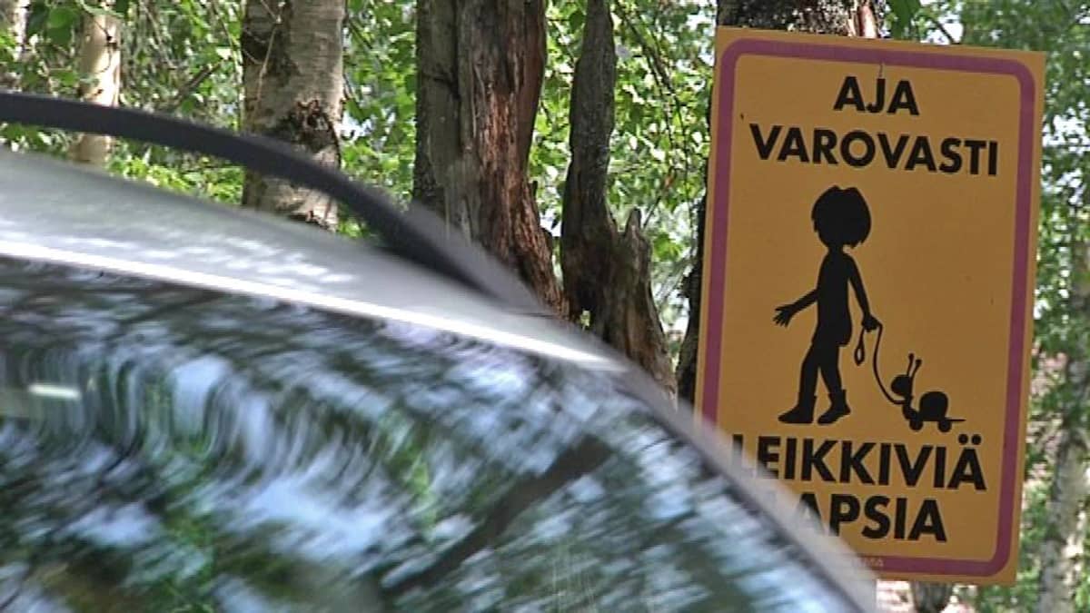 Lapsikyltit herättelevät autoilijoita | Yle Uutiset