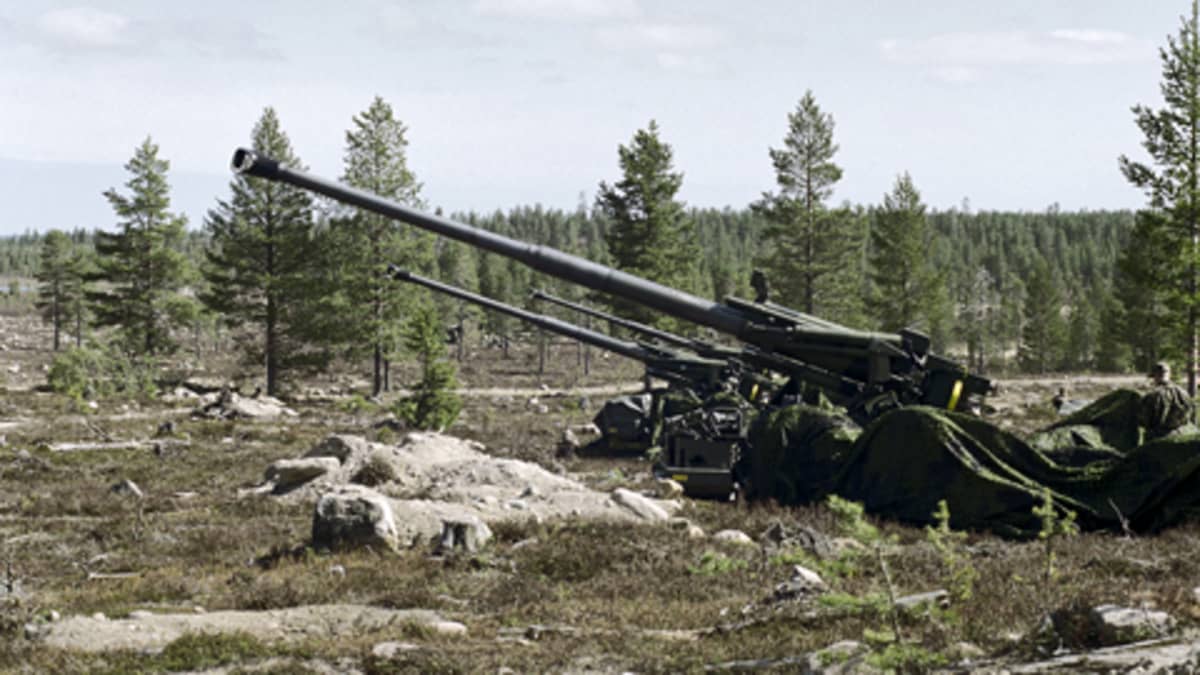 Patrian valmistamaa kenttäkanuunaa 155 K 98 testataan Suomessa.