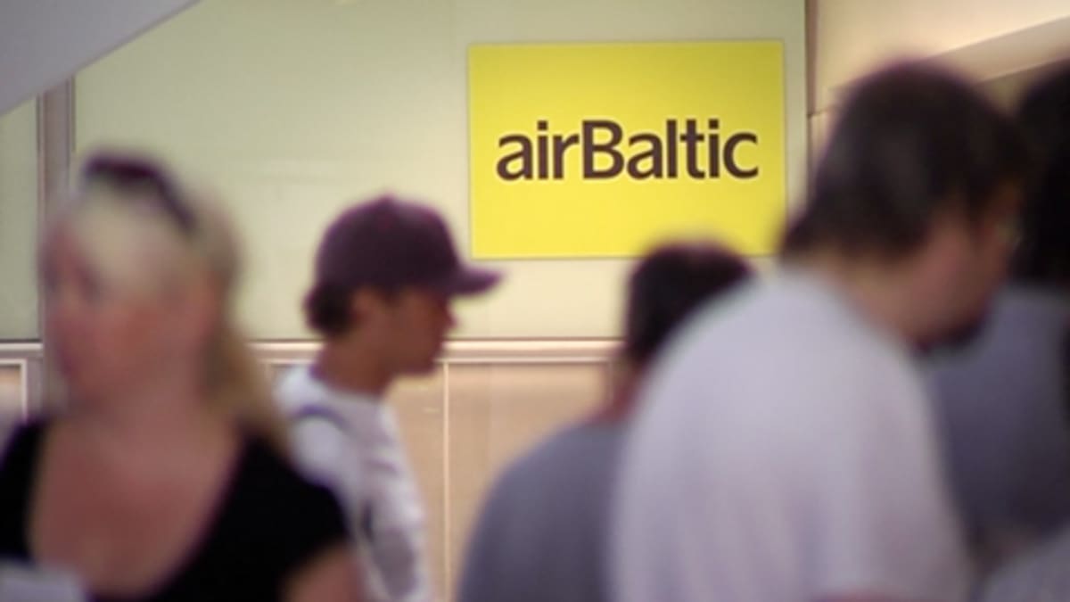 AirBalticin opaskyltti Helsinki-Vantaan lentoasemalla.