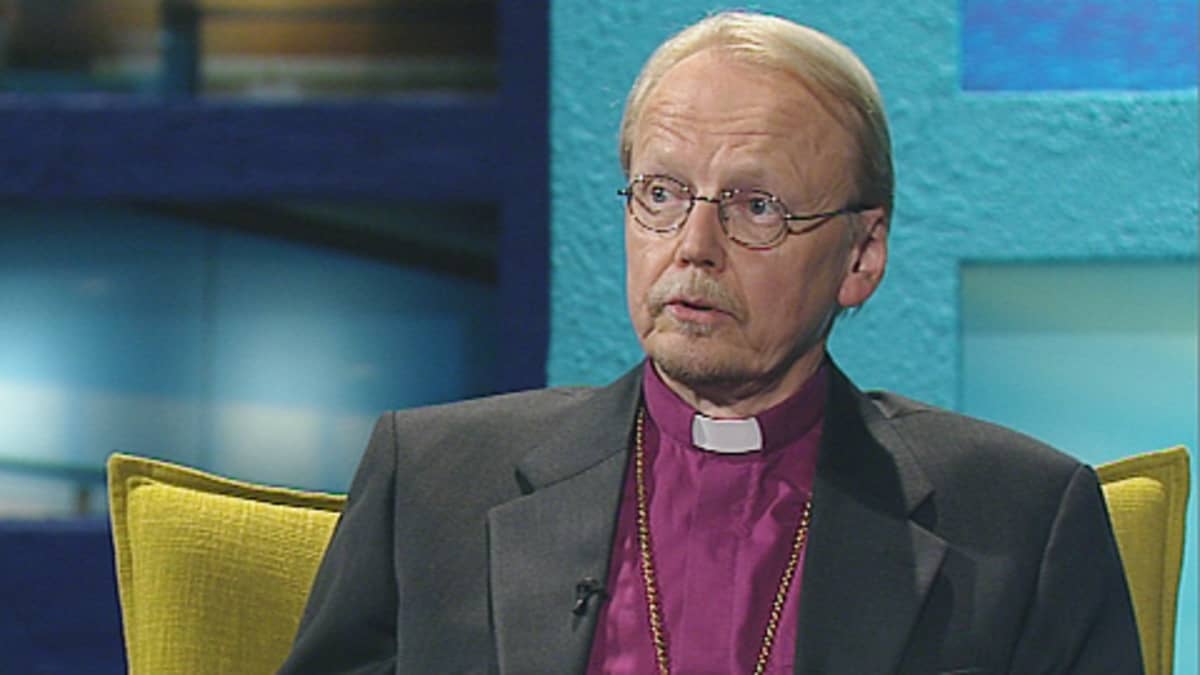 Arkkipiispa Kari Mäkinen Ylen A-studio-ohjelman vieraana.