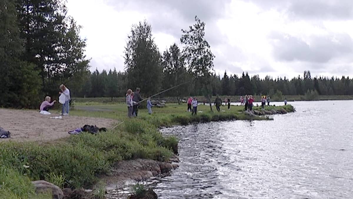 Oppilaita saapui Kyrkösjärvelle onkimaan useista Seinäjoen kouluista.