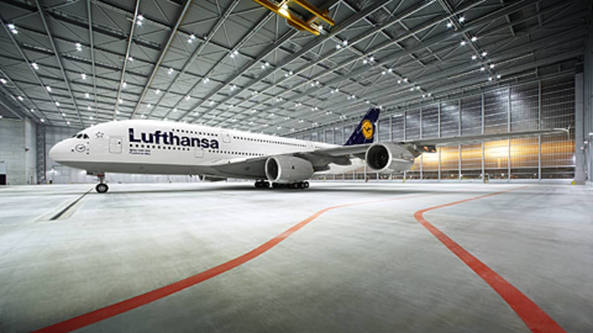Lufthansan A380 -lentokone hallissa Frankfurtissa.