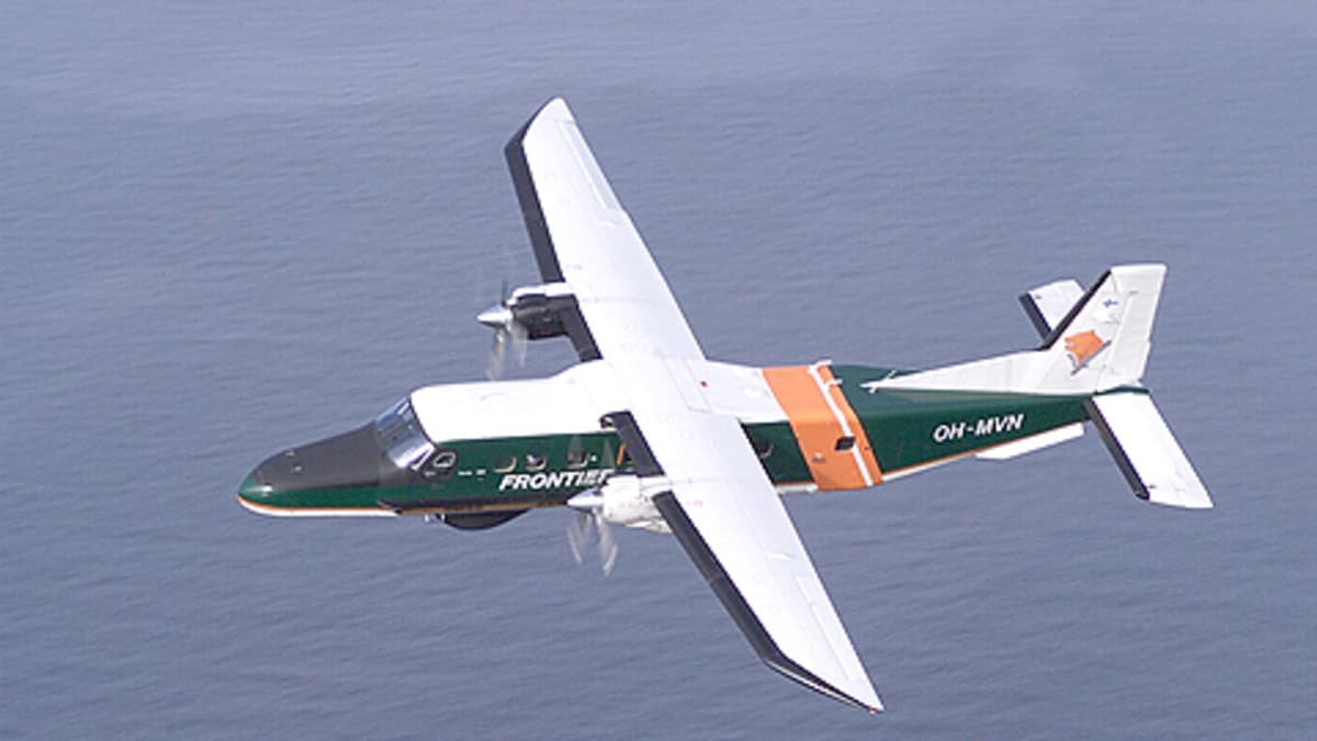 Rajavartiolaitoksen Dornier-lentokone ilmassa meren yllä.