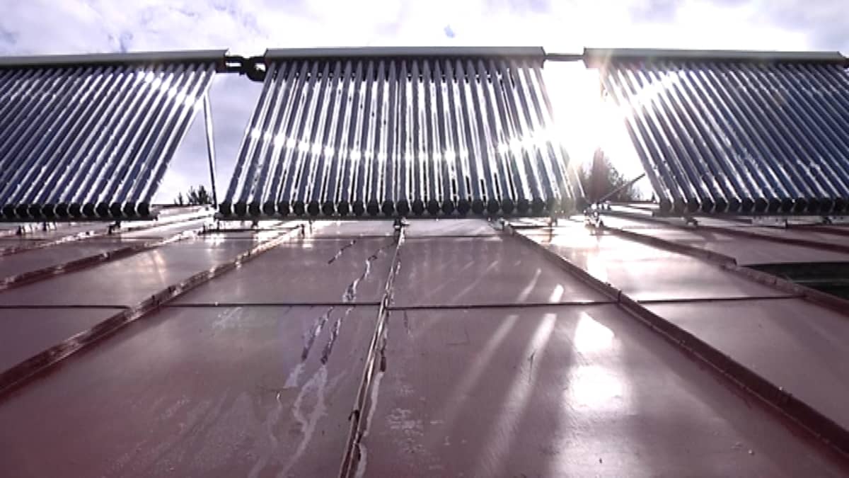 Solar aurinkoputkia talon katolla.