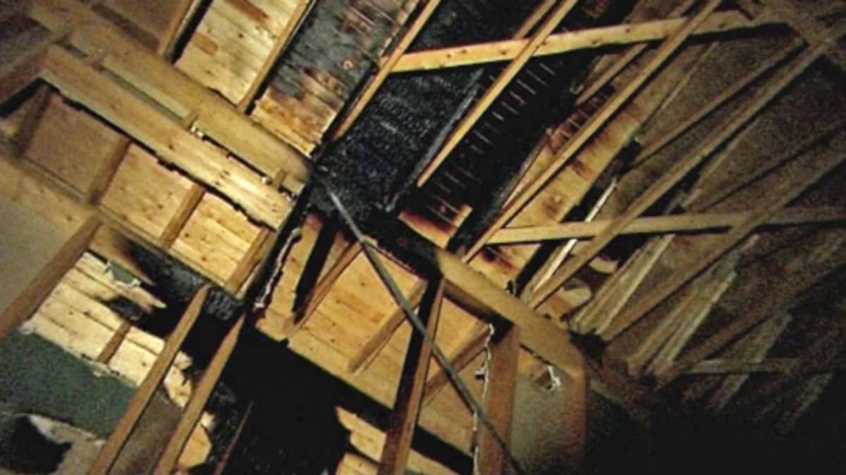 Kuvassa osin palaneita kattorakenteita.