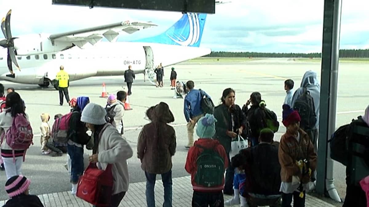 Kuvassa burmalaisia pakolaisia nousemassa lentokoneesta