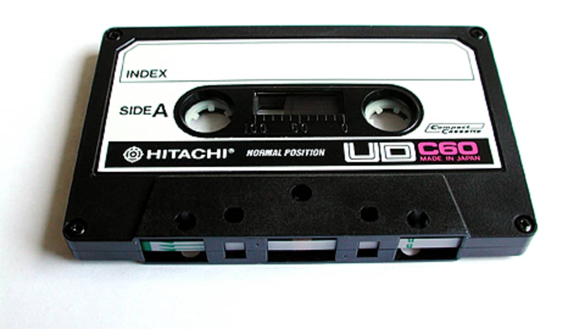 Hitachi-merkkinen C-kasetti.