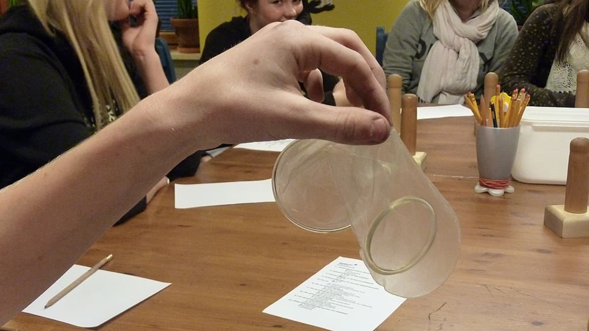 Kyntäjäkortin omistaja taitaa kondomin käytön | Yle Uutiset