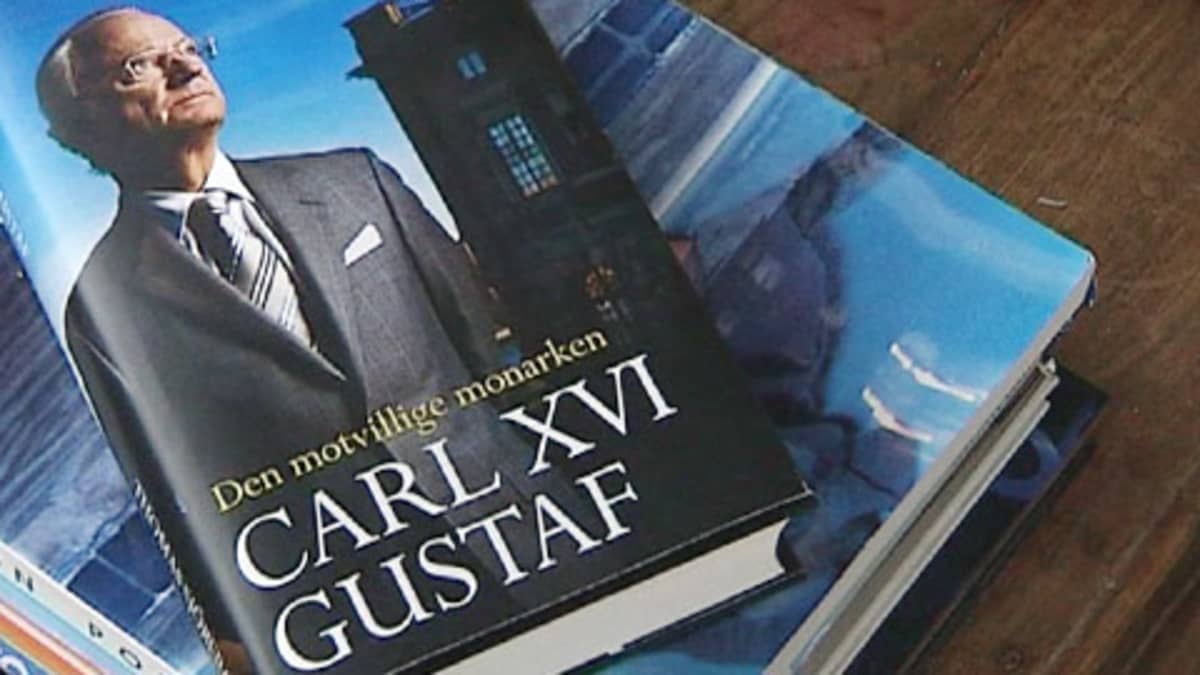 Kaarle XVI Kustaata käsittelevän kirjan kansi.