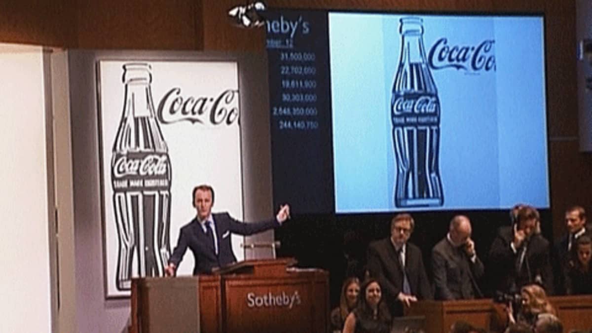 Pop-taiteilija Andy Warholin Coca Cola -pulloa kuvaava maalaus myytiin Sothebyn huutokaupassa.