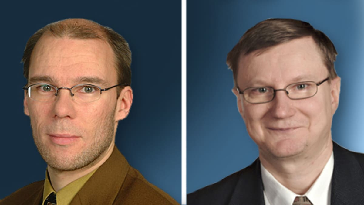 YLE Uutisten politiikan toimittajat Pekka Kinnunen (vas.) ja Ari Hakahuhta.