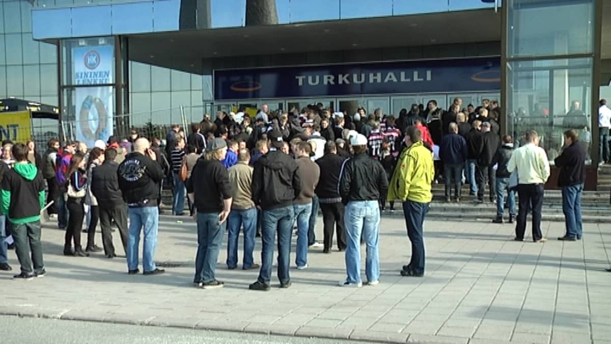 Turkuhallin edusta kevään 2010 finaalipelien aikaan.