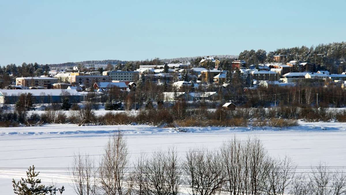 Matarengin kylä Ruotsin Övertorneåssa, edessä Tornionjoki.