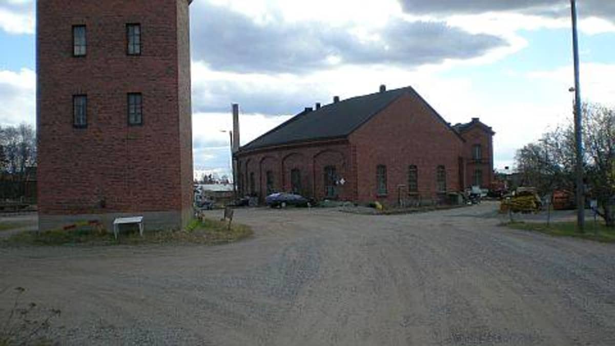 Varikolla on muun muassa entinen vesitorni ja veturitalli. 