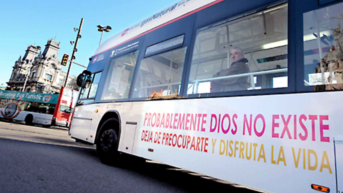 Ateismikampanjan mainoksin teipattu barcelonalainen bussi.