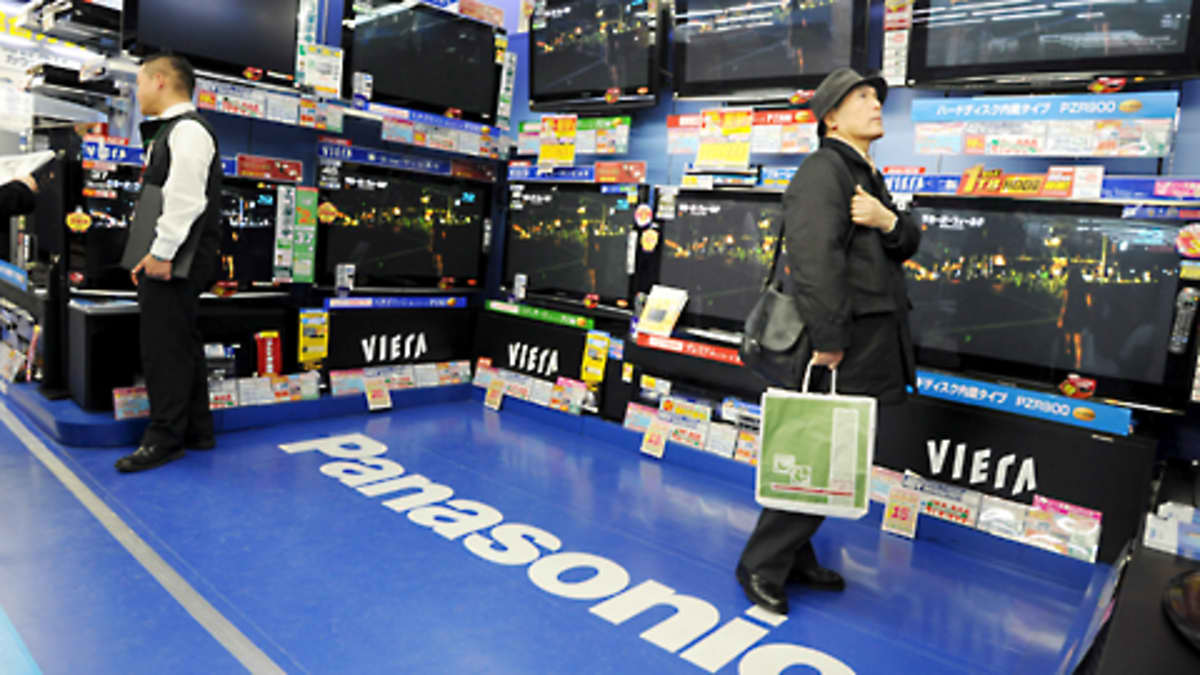 Mies katsoo televisioita Panasonicin myymälässä Tokiossa.