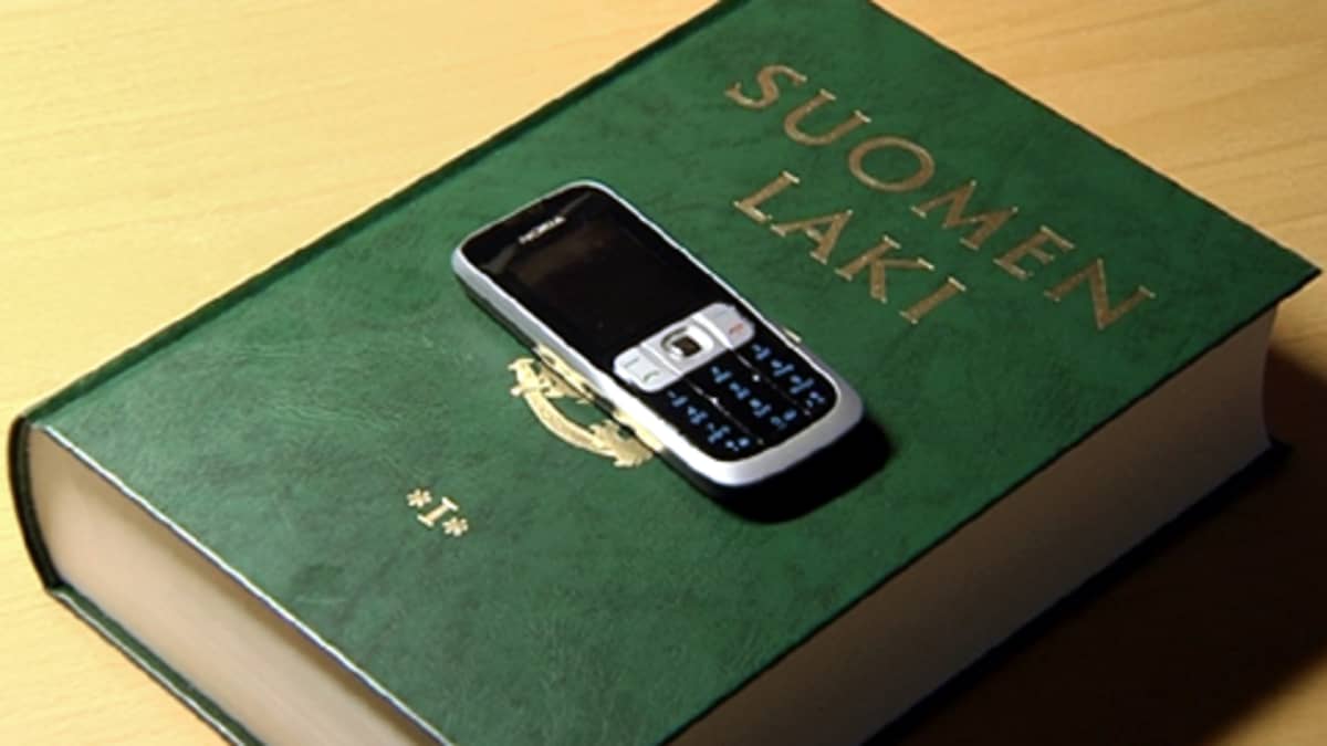 Nokian puhelin lakikirjan päällä