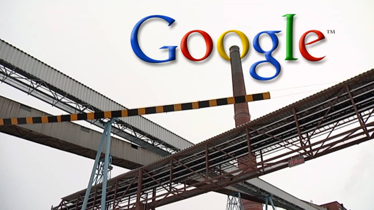 Summan tehtaan piippuja ja Googlen logo.