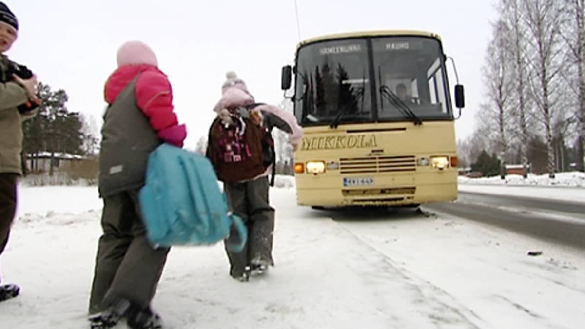 Koululaisia menossa linja-autoon.