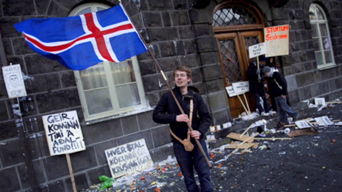Islantilainen mies protestoi talouskriisiä vastaan