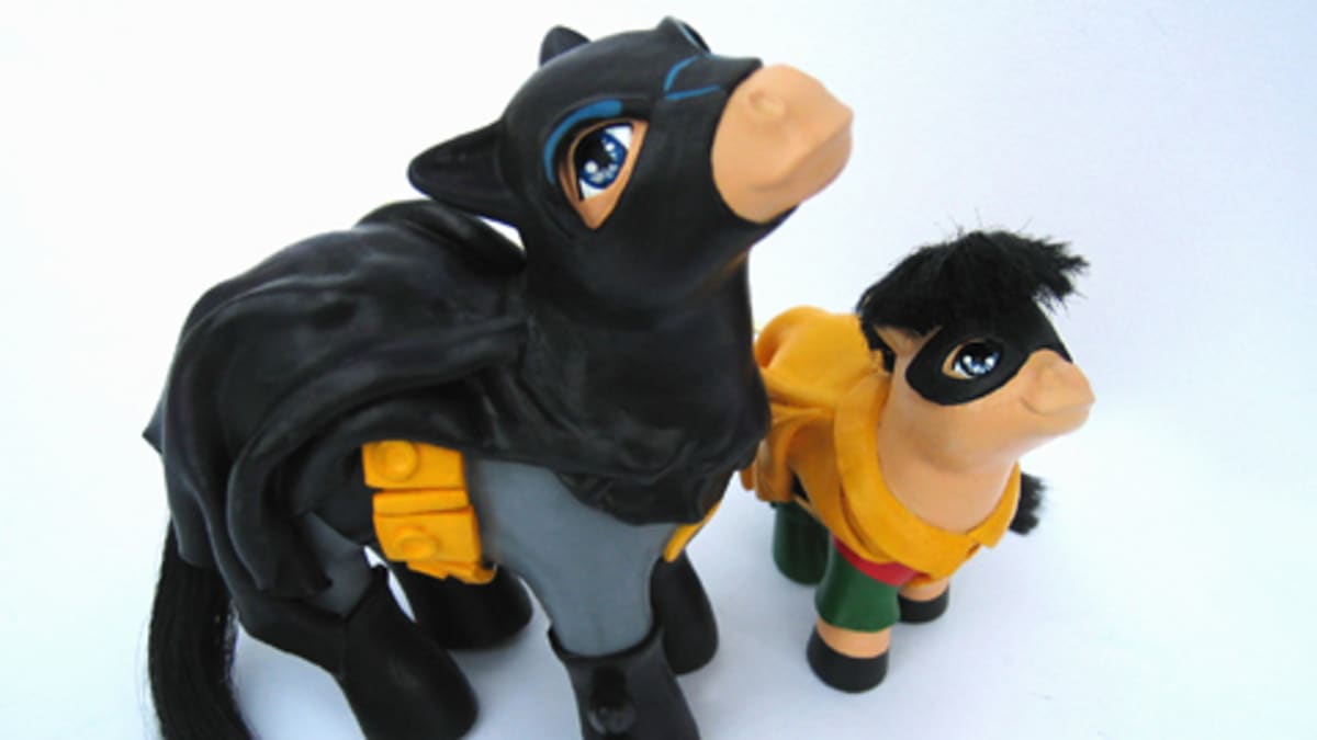 My Little Batman and Robin; Voimakaksikko päätyi ponimuotoon 60-luvun sarjan asusteissa.