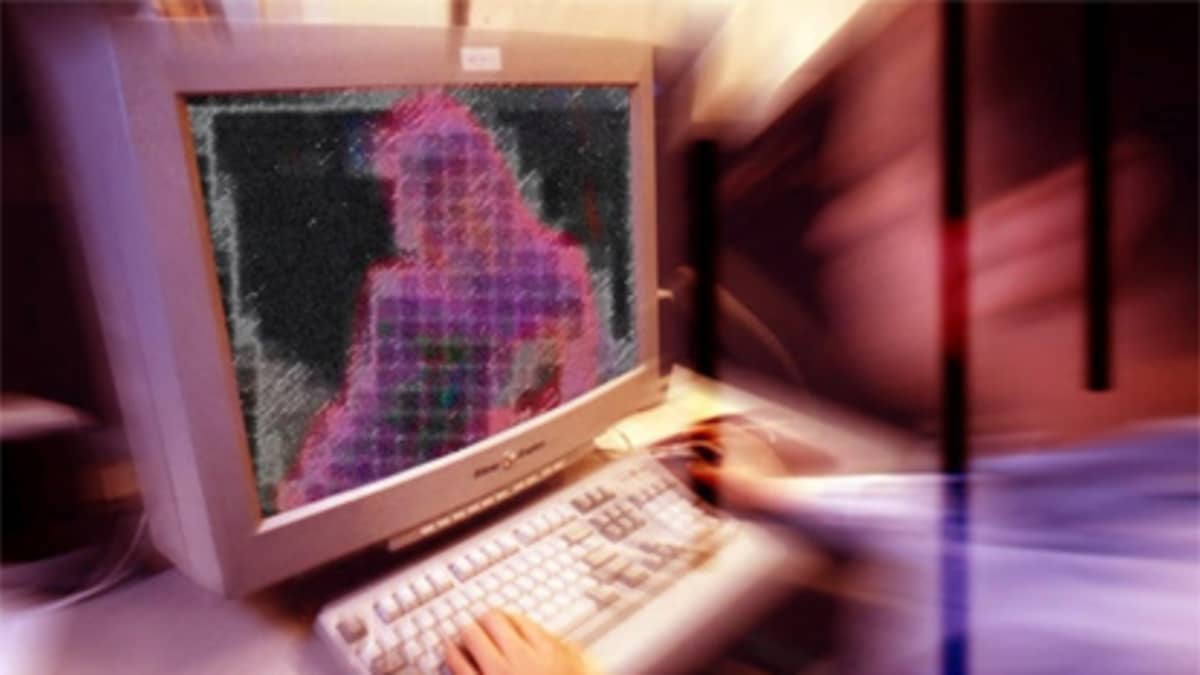 Naisen hahmo tietokoneen monitorilla
