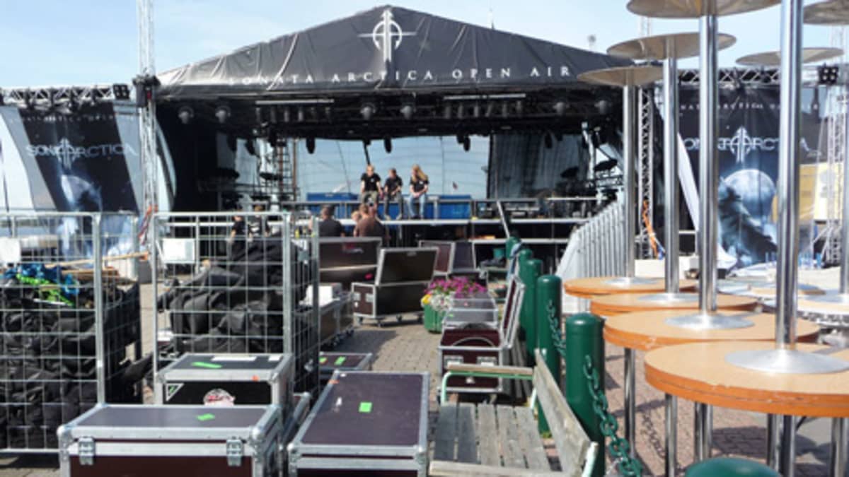 Sonata Arctican konserttialueen valmistelutöitä.
