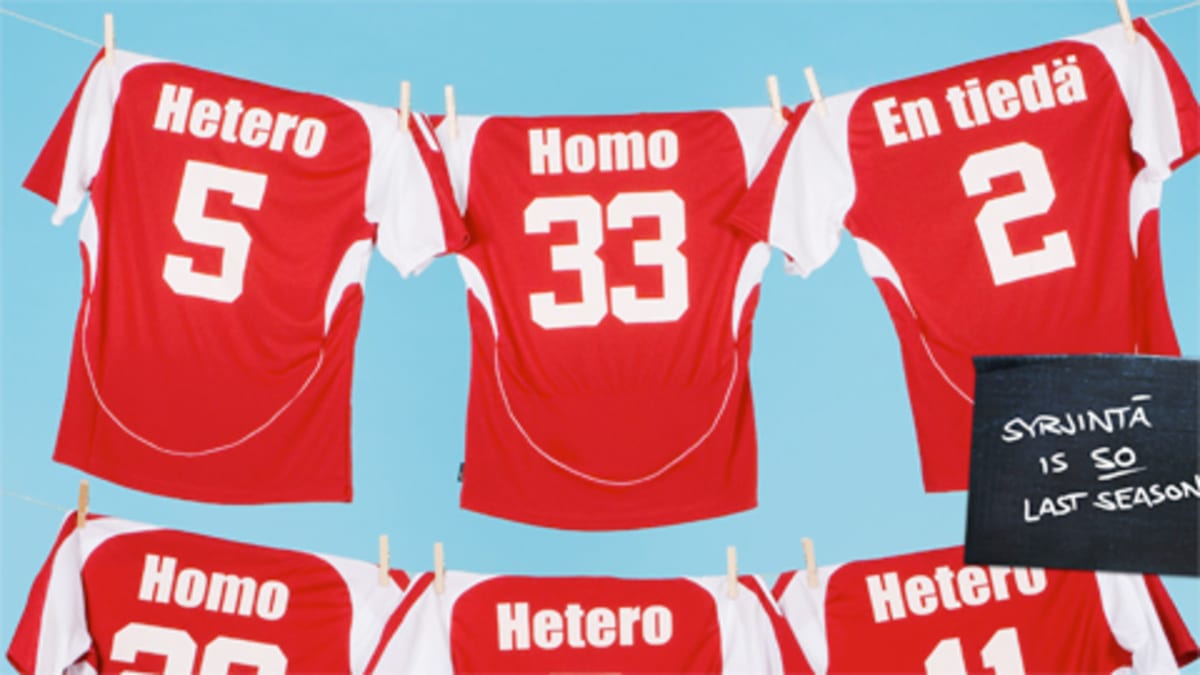 Osa Uskalla-kampanjan julisteesta, jossa pelipaitoja teksteillä "Hetero, Homo, En tiedä" pyykkinarulla.