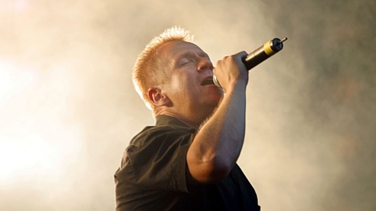 Rock-muusikko Olli Lindholm esiintyy. 