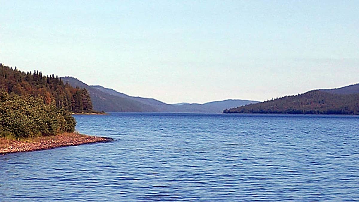 Tunturijono katkaisee paanajärven idässä.