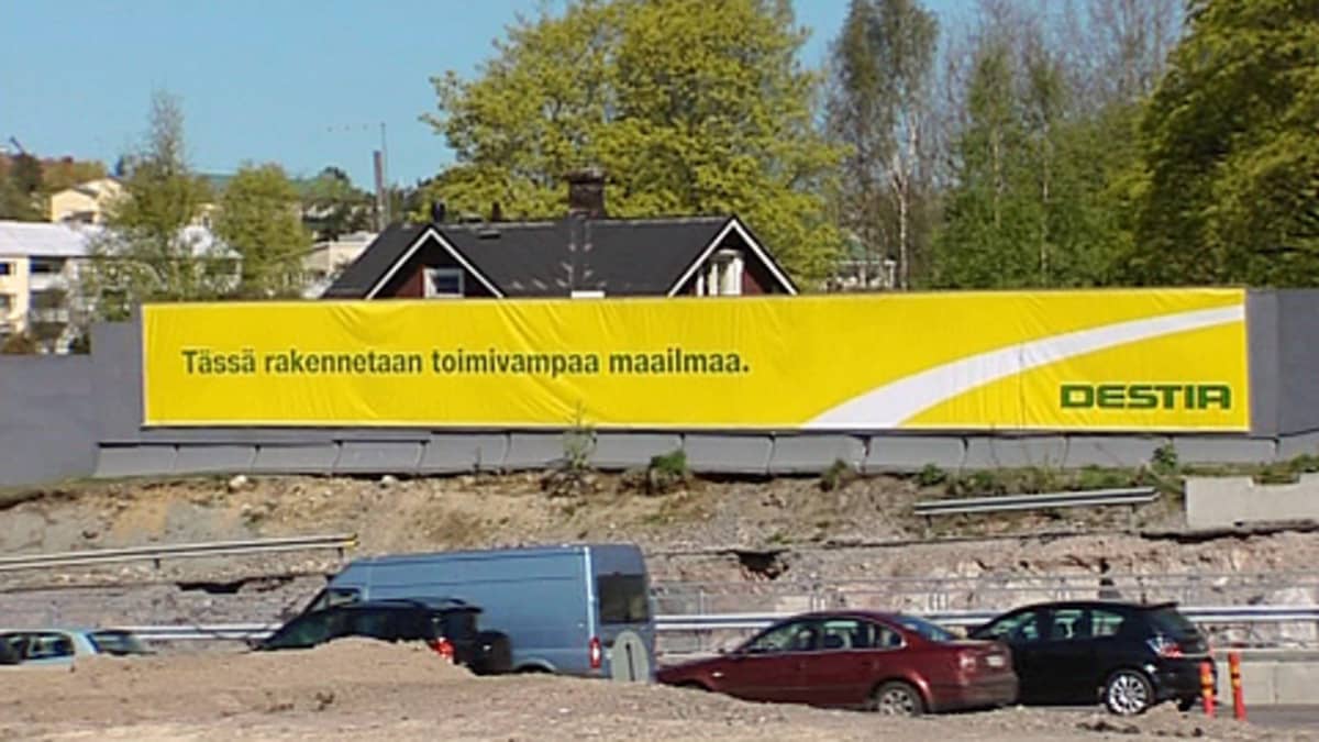 Destian mainos tietyömaan vieressä