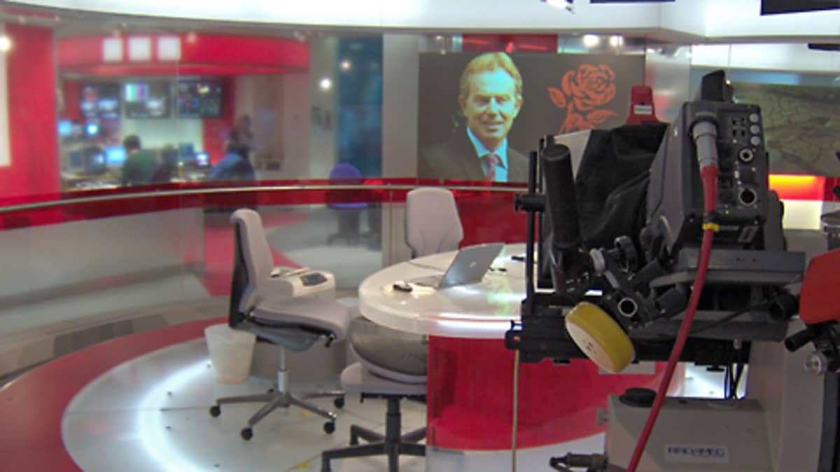 Britannian yleisradioyhtiö BBC:n uutisstudio. Plasmassa näkyy Tony Blairin kuva.